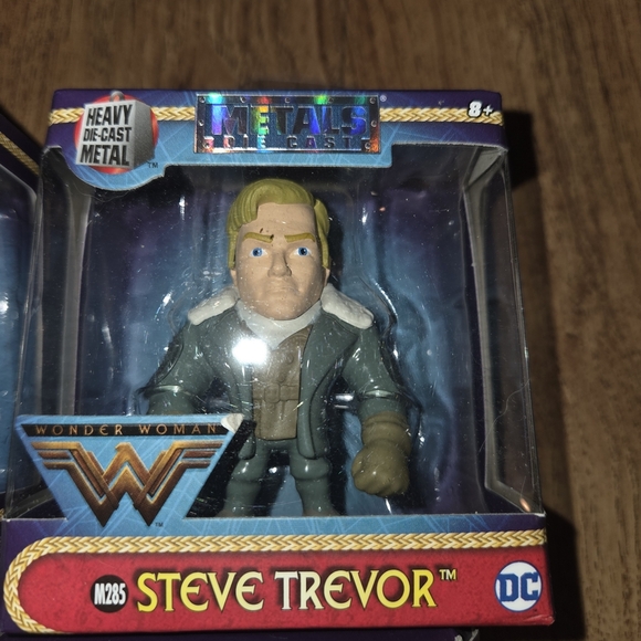 DC Heavy Metal Collectible Figure Set - Gold and Blue - Picture 5 of 6